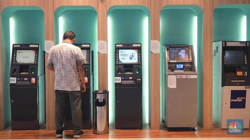 Suasana nasabah saat menunggu layanan di Bank BSI di Kantor Cabang BSI Thamrin, Jakarta Pusat, Rabu (10/5/2023). (CNBC Indonesia/Muhammad Sabki)