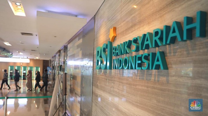 Suasana nasabah saat menunggu layanan di Bank BSI di Kantor Cabang BSI Thamrin, Jakarta Pusat, Rabu (10/5/2023). (CNBC Indonesia/Muhammad Sabki)