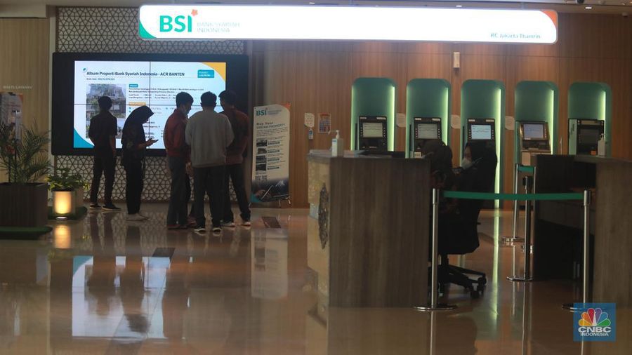 Suasana nasabah saat menunggu layanan di Bank BSI di Kantor Cabang BSI Thamrin, Jakarta Pusat, Rabu (10/5/2023). (CNBC Indonesia/Muhammad Sabki)