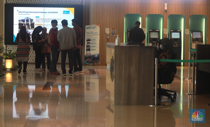Suasana nasabah saat menunggu layanan di Bank BSI di Kantor Cabang BSI Thamrin, Jakarta Pusat, Rabu (10/5/2023). Suasana nasabah saat menunggu layanan di Bank BSI di Kantor Cabang BSI Thamrin, Jakarta Pusat, Rabu (10/5/2023). (CNBC Indonesia/Muhammad Sabki)