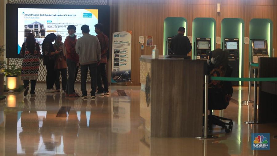 Suasana nasabah saat menunggu layanan di Bank BSI di Kantor Cabang BSI Thamrin, Jakarta Pusat, Rabu (10/5/2023). (CNBC Indonesia/Muhammad Sabki)