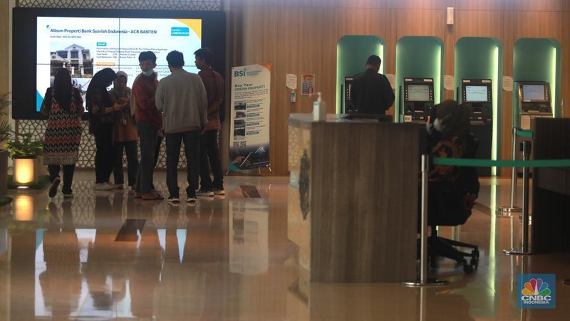 Suasana nasabah saat menunggu layanan di Bank BSI di Kantor Cabang BSI Thamrin, Jakarta Pusat, Rabu (10/5/2023). (CNBC Indonesia/Muhammad Sabki)