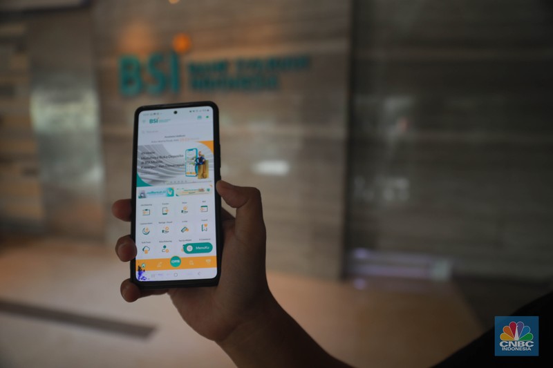 Suasana nasabah saat menunggu layanan di Bank BSI di Kantor Cabang BSI Thamrin, Jakarta Pusat, Rabu (10/5/2023). Suasana nasabah saat menunggu layanan di Bank BSI di Kantor Cabang BSI Thamrin, Jakarta Pusat, Rabu (10/5/2023). (CNBC Indonesia/Muhammad Sabki)