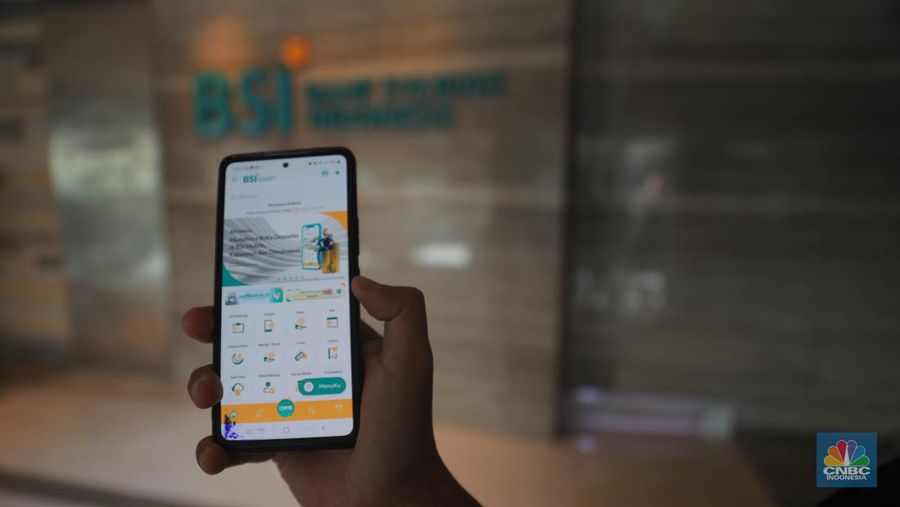 Suasana nasabah saat menunggu layanan di Bank BSI di Kantor Cabang BSI Thamrin, Jakarta Pusat, Rabu (10/5/2023). (CNBC Indonesia/Muhammad Sabki)