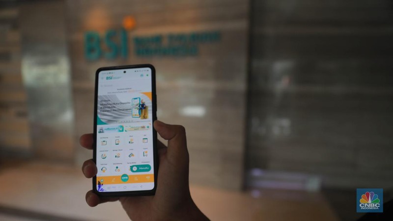 Suasana nasabah saat menunggu layanan di Bank BSI di Kantor Cabang BSI Thamrin, Jakarta Pusat, Rabu (10/5/2023). (CNBC Indonesia/Muhammad Sabki)