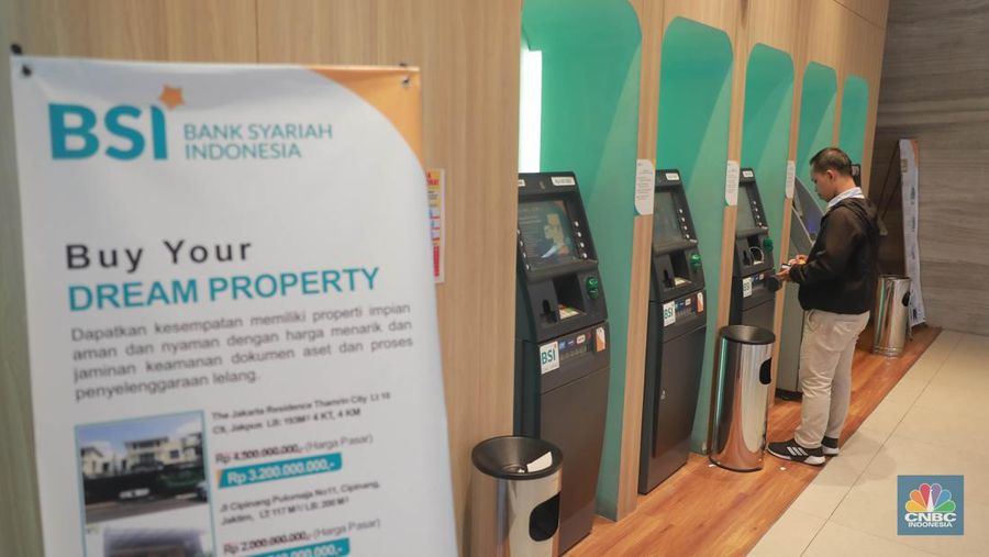 Suasana nasabah saat menunggu layanan di Bank BSI di Kantor Cabang BSI Thamrin, Jakarta Pusat, Rabu (10/5/2023). (²©²ÊÍøÕ¾/Muhammad Sabki)