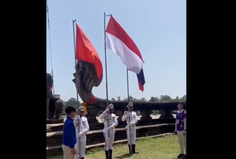 Bendera Indonesia terbalik saat Opening Ceremony SEA Games 2023 di Stadion Nasional Morodok Techo, Phnom Penh, Kamboja, Jumat (5/5/2023). Bendera Indonesia terbalik saat Opening Ceremony SEA Games 2023 di Stadion Nasional Morodok Techo, Phnom Penh, Kamboja, Jumat (5/5/2023). (REUTERS/Kim Kyung-Hoo)