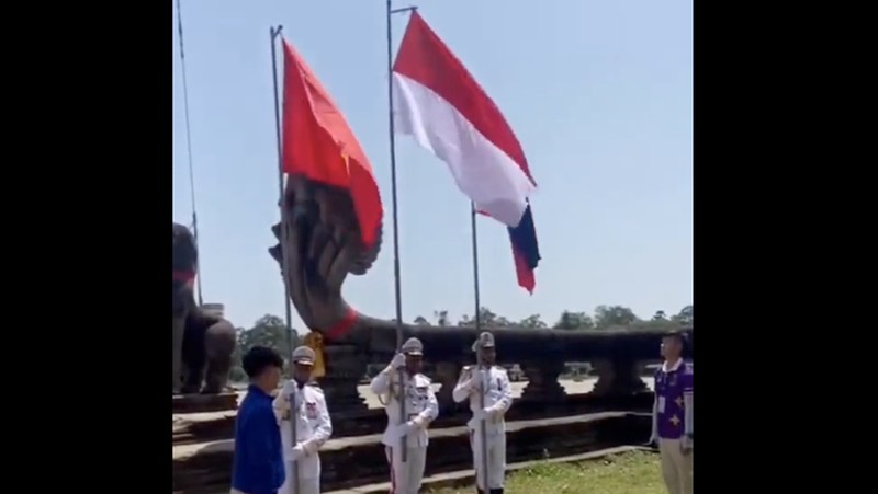 Bendera Indonesia terbalik saat Opening Ceremony SEA Games 2023 di Stadion Nasional Morodok Techo, Phnom Penh, Kamboja, Jumat (5/5/2023). (REUTERS/Kim Kyung-Hoo)
