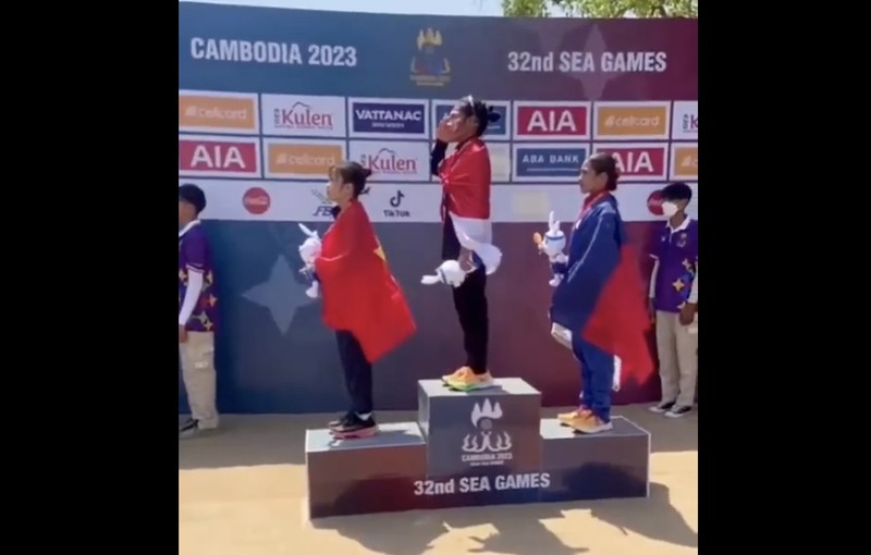 Bendera Indonesia terbalik saat Opening Ceremony SEA Games 2023 di Stadion Nasional Morodok Techo, Phnom Penh, Kamboja, Jumat (5/5/2023). Bendera Indonesia terbalik saat Opening Ceremony SEA Games 2023 di Stadion Nasional Morodok Techo, Phnom Penh, Kamboja, Jumat (5/5/2023). (REUTERS/Kim Kyung-Hoo)