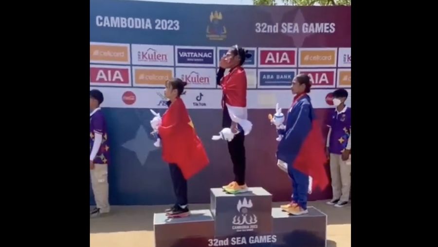 Tiang Bendera Pemenang Cabor Sea Games Dipegang Petugas Kamboja. (Tangkapan Layar Twitter @selebtwit3r)