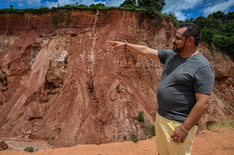 Pemandangan erosi di Buriticupu, negara bagian Maranhao, Brasil, diambil pada 21 April 2023. Pemandangan erosi di Buriticupu, negara bagian Maranhao, Brasil, diambil pada 21 April 2023. - Sebuah fenomena tidak biasa yang disebabkan oleh kurangnya perencanaan kota dan penggundulan hutan yang agresif mendorong Buriticupu, sebuah kota kecil di negara bagian Maranhao yang miskin di timur laut Brasil, menuju erosi bertahap runtuh, kata para ahli. Kota berpenduduk 70.000 jiwa ini menderita akibat