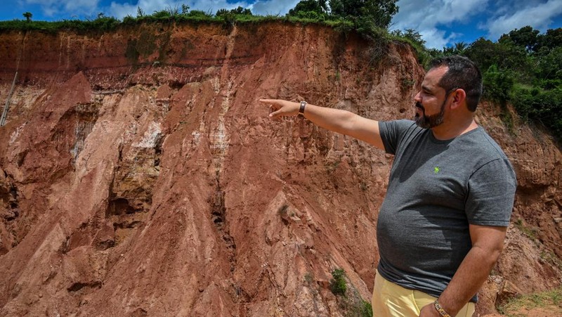 Pemandangan erosi di Buriticupu, negara bagian Maranhao, Brasil, diambil pada 21 April 2023. - Sebuah fenomena tidak biasa yang disebabkan oleh kurangnya perencanaan kota dan penggundulan hutan yang agresif mendorong Buriticupu, sebuah kota kecil di negara bagian Maranhao yang miskin di timur laut Brasil, menuju erosi bertahap runtuh, kata para ahli. Kota berpenduduk 70.000 jiwa ini menderita akibat 