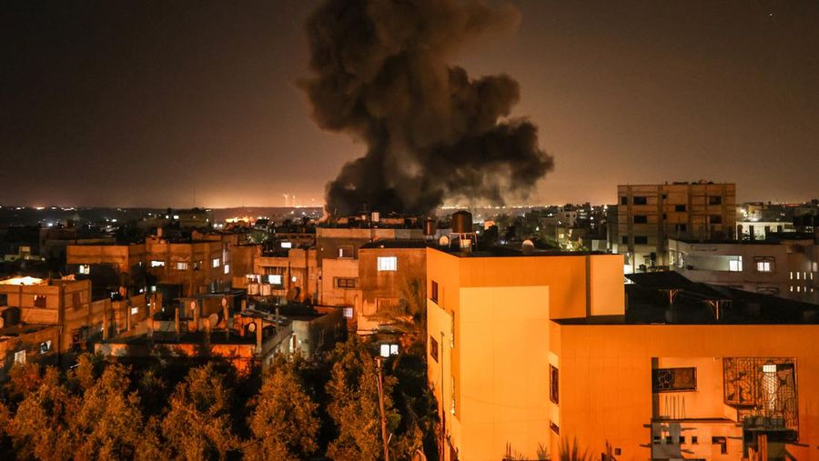 Asap mengepul setelah serangan roket Israel menghantam sebuah gedung di Beit Lahia, Gaza pada 10 Mei 2023. (Photo by Ali Jadallah/Anadolu Agency via Getty Images)