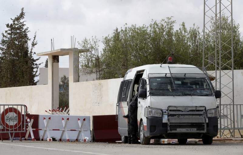 Pengamanan paca penembakan di dekat Sinagog Ghriba di Djerba, Tunisia, Rabu (10/5/2023). Pengamanan paca penembakan di dekat Sinagog Ghriba di Djerba, Tunisia, Rabu (10/5/2023). (AP Photo/Moncef Abidi)