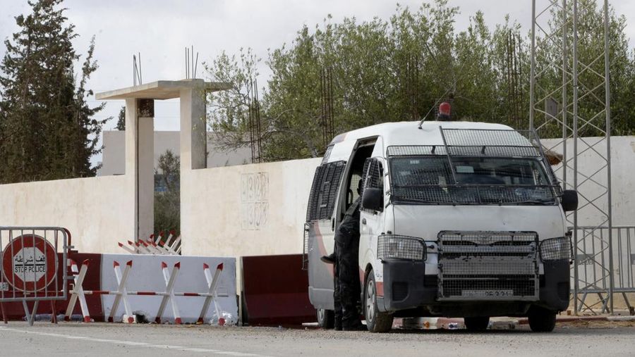 Pengamanan paca penembakan di dekat Sinagog Ghriba di Djerba, Tunisia, Rabu (10/5/2023). (AP Photo/Moncef Abidi)