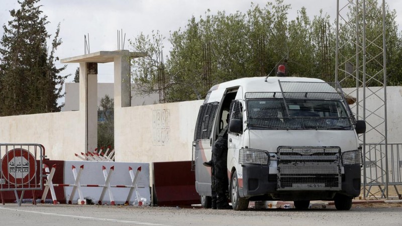 Pengamanan paca penembakan di dekat Sinagog Ghriba di Djerba, Tunisia, Rabu (10/5/2023). (AP Photo/Moncef Abidi)