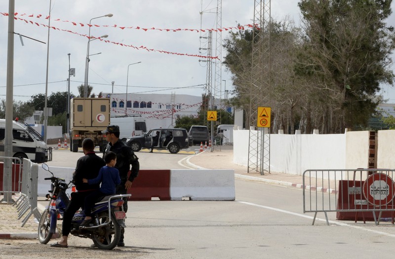 Pengamanan paca penembakan di dekat Sinagog Ghriba di Djerba, Tunisia, Rabu (10/5/2023). (AP Photo/Moncef Abidi)