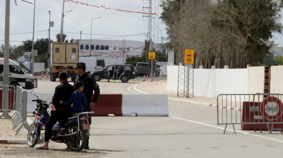 Pengamanan paca penembakan di dekat Sinagog Ghriba di Djerba, Tunisia, Rabu (10/5/2023). (AP Photo/Moncef Abidi)