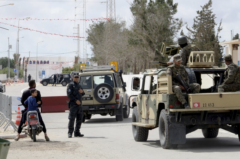 Pengamanan paca penembakan di dekat Sinagog Ghriba di Djerba, Tunisia, Rabu (10/5/2023). (AP Photo/Moncef Abidi)
