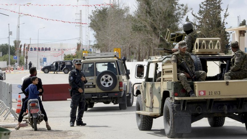 Pengamanan paca penembakan di dekat Sinagog Ghriba di Djerba, Tunisia, Rabu (10/5/2023). (AP Photo/Moncef Abidi)