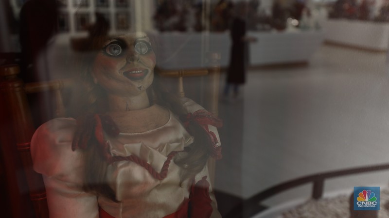 Pengunjung mengamati koleksi patung di galeri Statue4Heroes di Lotte Mall Jakarta, Kamis (11/5/2023). Pengunjung mengamati koleksi patung di galeri Statue4Heroes di Lotte Mall Jakarta, Kamis (11/5/2023). (CNBC Indonesia/Tri Susilo)