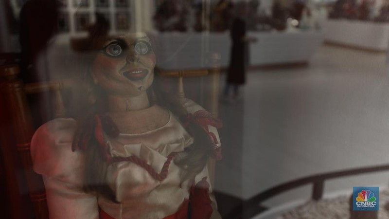 Pengunjung mengamati koleksi patung di galeri Statue4Heroes di Lotte Mall Jakarta, Kamis (11/5/2023). (CNBC Indonesia/Tri Susilo)