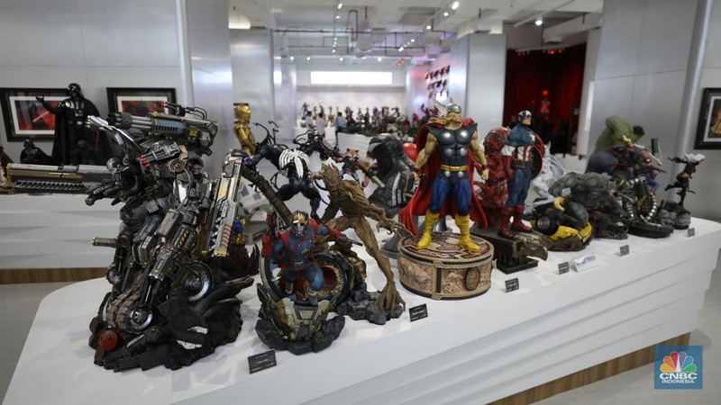 Pengunjung mengamati koleksi patung di galeri Statue4Heroes di Lotte Mall Jakarta, Kamis (11/5/2023). (CNBC Indonesia/Tri Susilo)