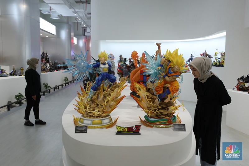 Pengunjung mengamati koleksi patung di galeri Statue4Heroes di Lotte Mall Jakarta, Kamis (11/5/2023). Pengunjung mengamati koleksi patung di galeri Statue4Heroes di Lotte Mall Jakarta, Kamis (11/5/2023). (CNBC Indonesia/Tri Susilo)