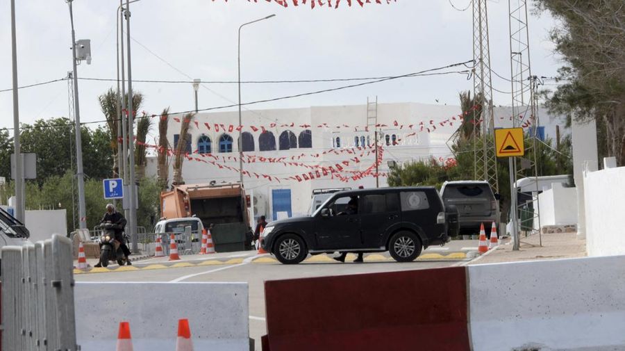 Pengamanan paca penembakan di dekat Sinagog Ghriba di Djerba, Tunisia, Rabu (10/5/2023). (AP Photo/Moncef Abidi)