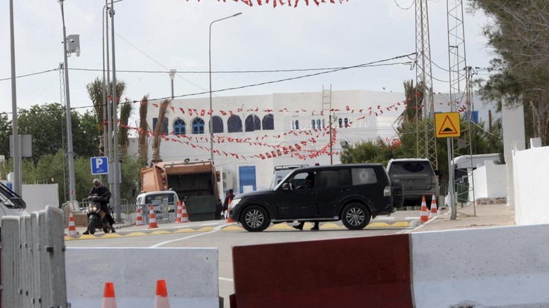 Pengamanan paca penembakan di dekat Sinagog Ghriba di Djerba, Tunisia, Rabu (10/5/2023). (AP Photo/Moncef Abidi)
