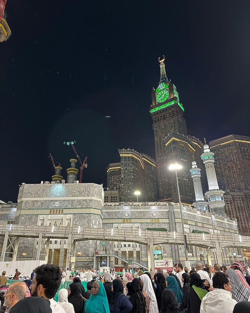 Pria Non-muslim dekati Ka'bah. Pria Non-muslim dekati Ka'bah. (Instragram/hethatovercome)