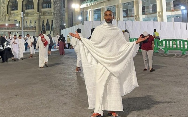Pria Non-muslim dekati Ka'bah. Pria Non-muslim dekati Ka'bah. (Instragram/hethatovercome)