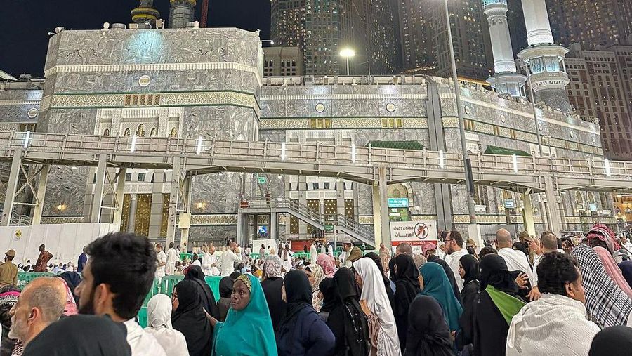 Pria Non-muslim dekati Ka'bah. (Instragram/hethatovercome)