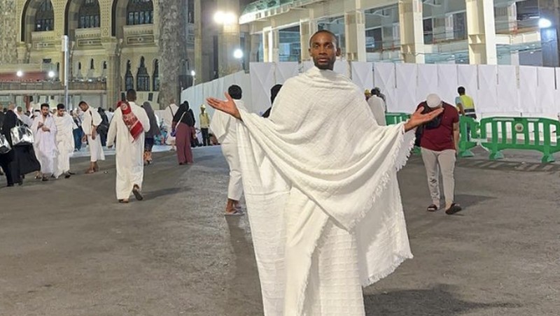 Pria Non-muslim dekati Ka'bah. (Instragram/hethatovercome)
