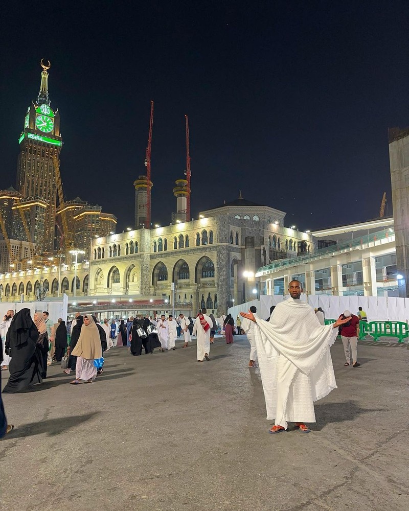 Pria Non-muslim dekati Ka'bah. Pria Non-muslim dekati Ka'bah. (Instragram/hethatovercome)