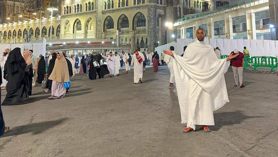 Pria Non-muslim dekati Ka'bah. (Instragram/hethatovercome)