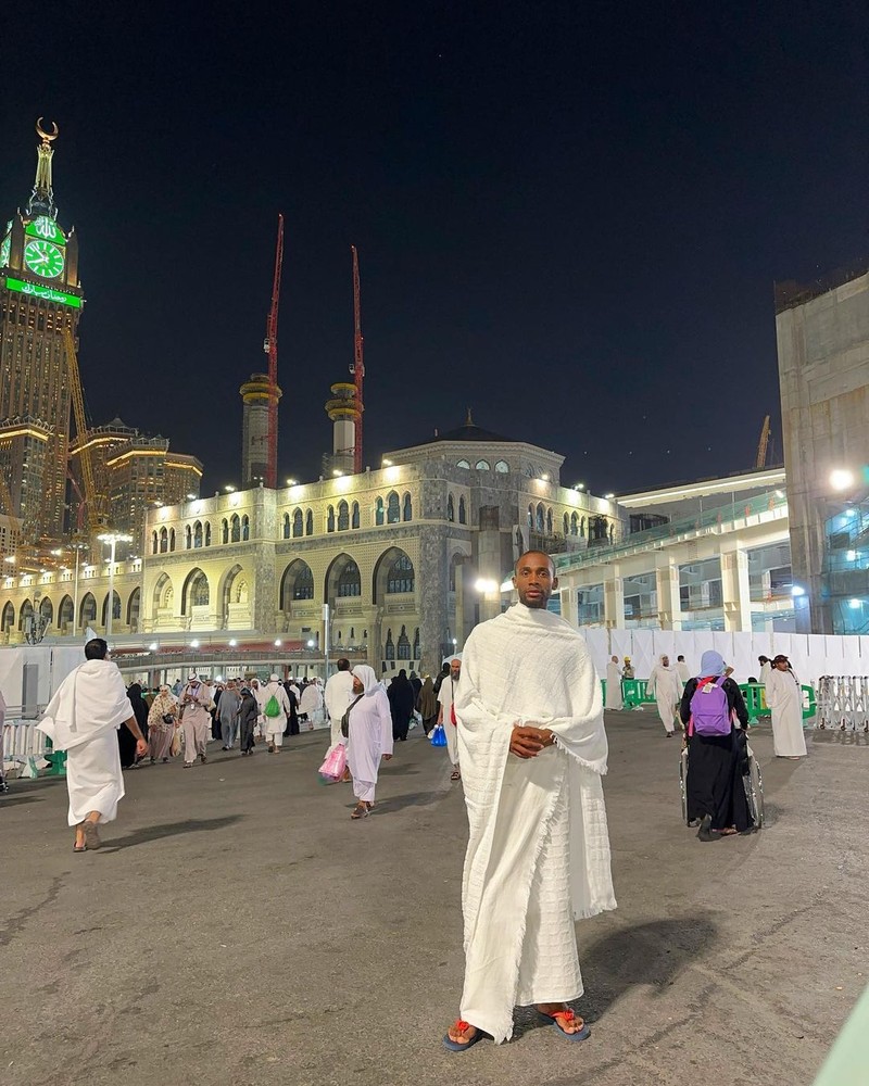 Pria Non-muslim dekati Ka'bah. (Instragram/hethatovercome)