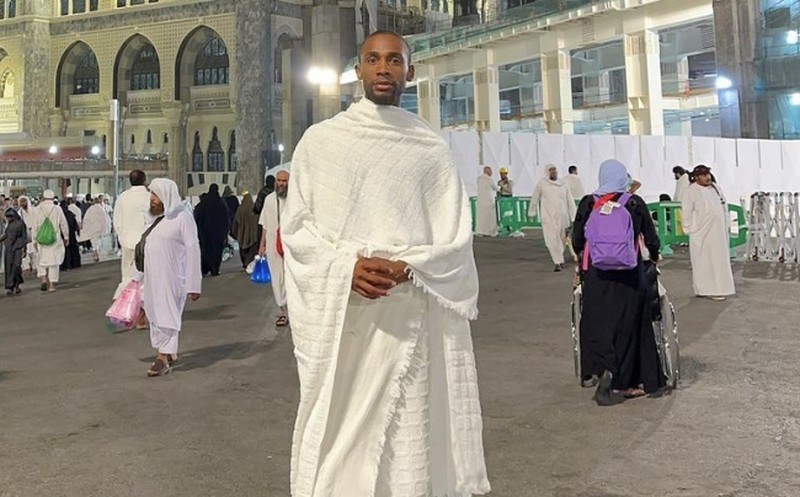 Pria Non-muslim dekati Ka'bah. Pria Non-muslim dekati Ka'bah. (Instragram/hethatovercome)