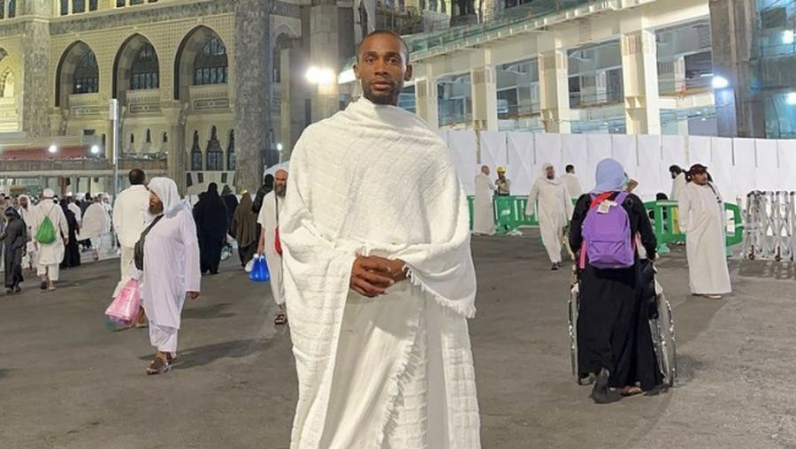 Pria Non-muslim dekati Ka'bah. (Instragram/hethatovercome)