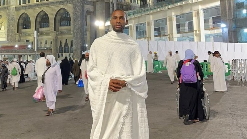 Pria Non-muslim dekati Ka'bah. (Instragram/hethatovercome)