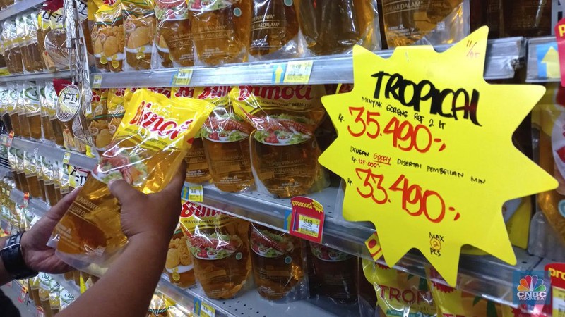 Sejumlah produk minyak goreng di salah satu pusat perbelanjaan di Jakarta, Kamis (11/5/2023). (վ/Muhammad Sabki)