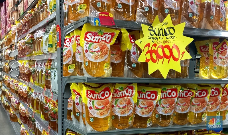 Sejumlah produk minyak goreng di salah satu pusat perbelanjaan di Jakarta, Kamis (11/5/2023). (CNBC Indonesia/Muhammad Sabki)