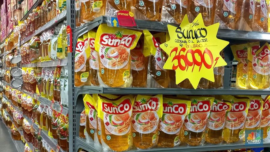 Sejumlah produk minyak goreng di salah satu pusat perbelanjaan di Jakarta, Kamis (11/5/2023). (CNBC Indonesia/Muhammad Sabki)