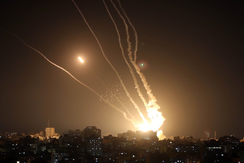 Selusin roket diluncurkan dari Jalur Gaza ke Israel sebagai tanggapan atas serangan Israel, di Kota Gaza, Gaza pada 10 Mei 2023. (Ashraf Amra/Anadolu Agency via Getty Images)