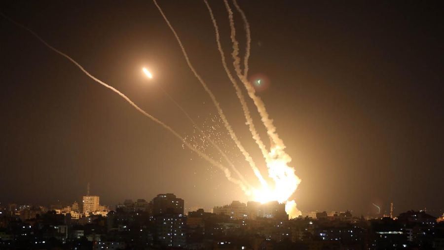 Selusin roket diluncurkan dari Jalur Gaza ke Israel sebagai tanggapan atas serangan Israel, di Kota Gaza, Gaza pada 10 Mei 2023. (Ashraf Amra/Anadolu Agency via Getty Images)