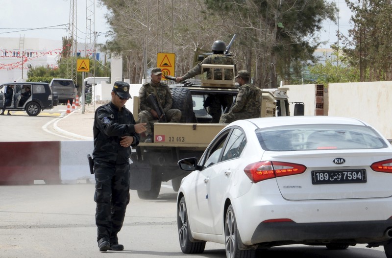 Pengamanan paca penembakan di dekat Sinagog Ghriba di Djerba, Tunisia, Rabu (10/5/2023). Pengamanan paca penembakan di dekat Sinagog Ghriba di Djerba, Tunisia, Rabu (10/5/2023). (AP Photo/Moncef Abidi)