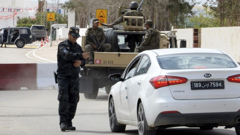 Pengamanan paca penembakan di dekat Sinagog Ghriba di Djerba, Tunisia, Rabu (10/5/2023). (AP Photo/Moncef Abidi)