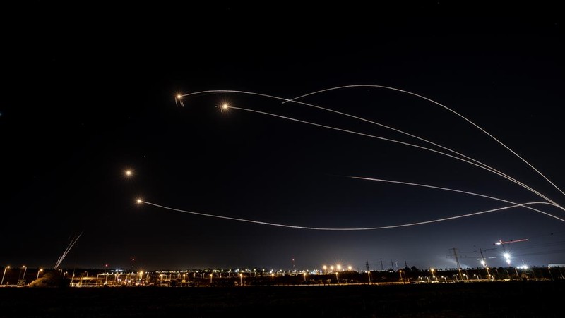 Selusin roket diluncurkan dari Jalur Gaza ke Israel sebagai tanggapan atas serangan Israel, di Kota Gaza, Gaza pada 10 Mei 2023. (Ashraf Amra/Anadolu Agency via Getty Images)