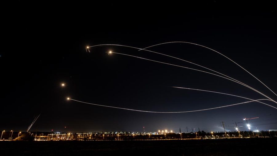 Sistem pertahanan udara Israel Iron Dome mencegat roket yang diluncurkan dari Jalur Gaza ke Israel, pada 10 Mei 2023. (Mostafa Alkharouf/Anadolu Agency via Getty Images)