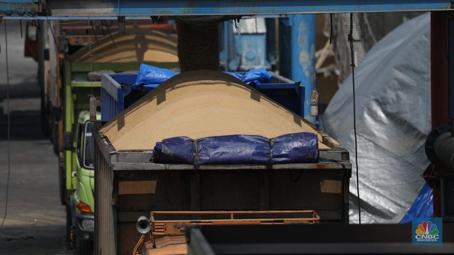 Suasana aktivitas bongkar muat gula kristal merah (rafinasi) dari India sebanyak 2.000 ton di Pelabuhan Tanjung Priok, Jakarta, Kamis (11/5/2023). (CNBC Indonesia/Tri Susilo)